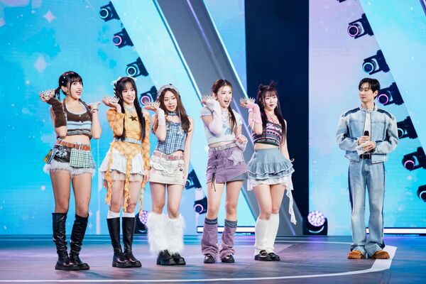 ▲▼B組左起 艾莉兒、柔柔、Yula、紀欣伶、黛比、MC銀赫。(圖/緯來提供)