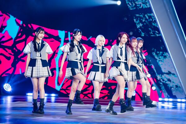 ▲▼B組左起 艾莉兒、柔柔、Yula、紀欣伶、黛比、MC銀赫。(圖/緯來提供)