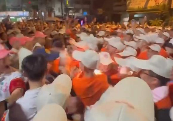 ▲大甲媽祖進彰化市發生毆打員警衝突。(圖/翻攝自threads/jacky.627授權提供)