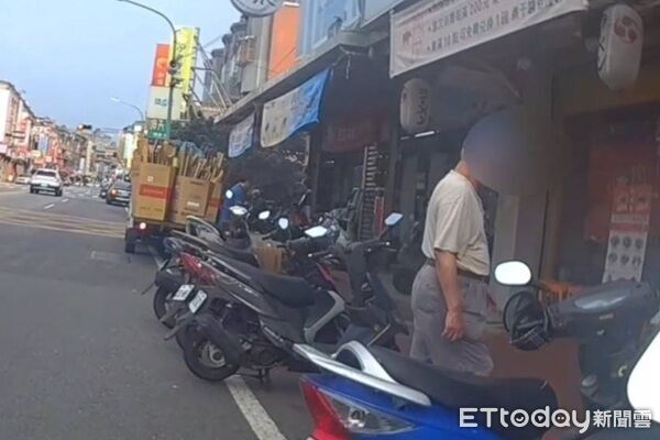 ▲一名穿短褲、白鞋阿北未走行人穿越道,違規穿越四線道馬路。(圖/蘆竹警分局提供、下同)