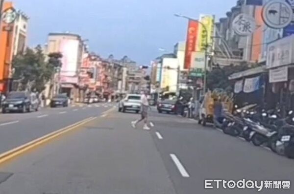 ▲一名穿短褲、白鞋阿北未走行人穿越道,違規穿越四線道馬路。(圖/蘆竹警分局提供、下同)