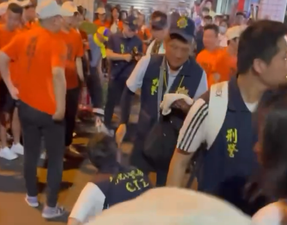 ▲大甲媽祖進彰化市發生毆打員警衝突。(圖/翻攝自threads/jacky.627授權提供)
