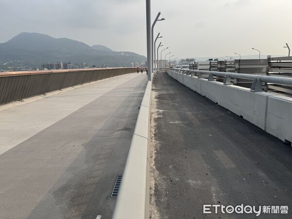 ▲▼淡江大橋機車道(右側)遭民眾質疑過窄,左側為人行道。(圖/記者李姿慧攝)