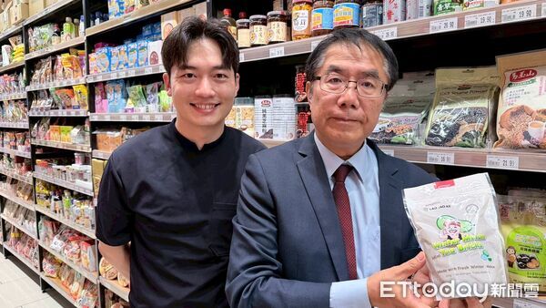 ▲台南市長黃偉哲前往馬來西亞檳城,出席台南特優水果展售會,推廣台南鳳梨外銷。(記者林東良翻攝,下同)