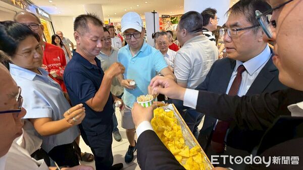 ▲台南市長黃偉哲前往馬來西亞檳城,出席台南特優水果展售會,推廣台南鳳梨外銷。(記者林東良翻攝,下同)