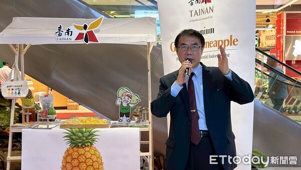 ▲台南市長黃偉哲前往馬來西亞檳城,出席台南特優水果展售會,推廣台南鳳梨外銷。(記者林東良翻攝,下同)