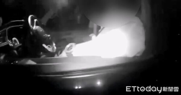 ▲張男駕車行經北市水源路因開車吸菸經勸阻不聽遭警方開罰。(圖/記者張君豪翻攝)