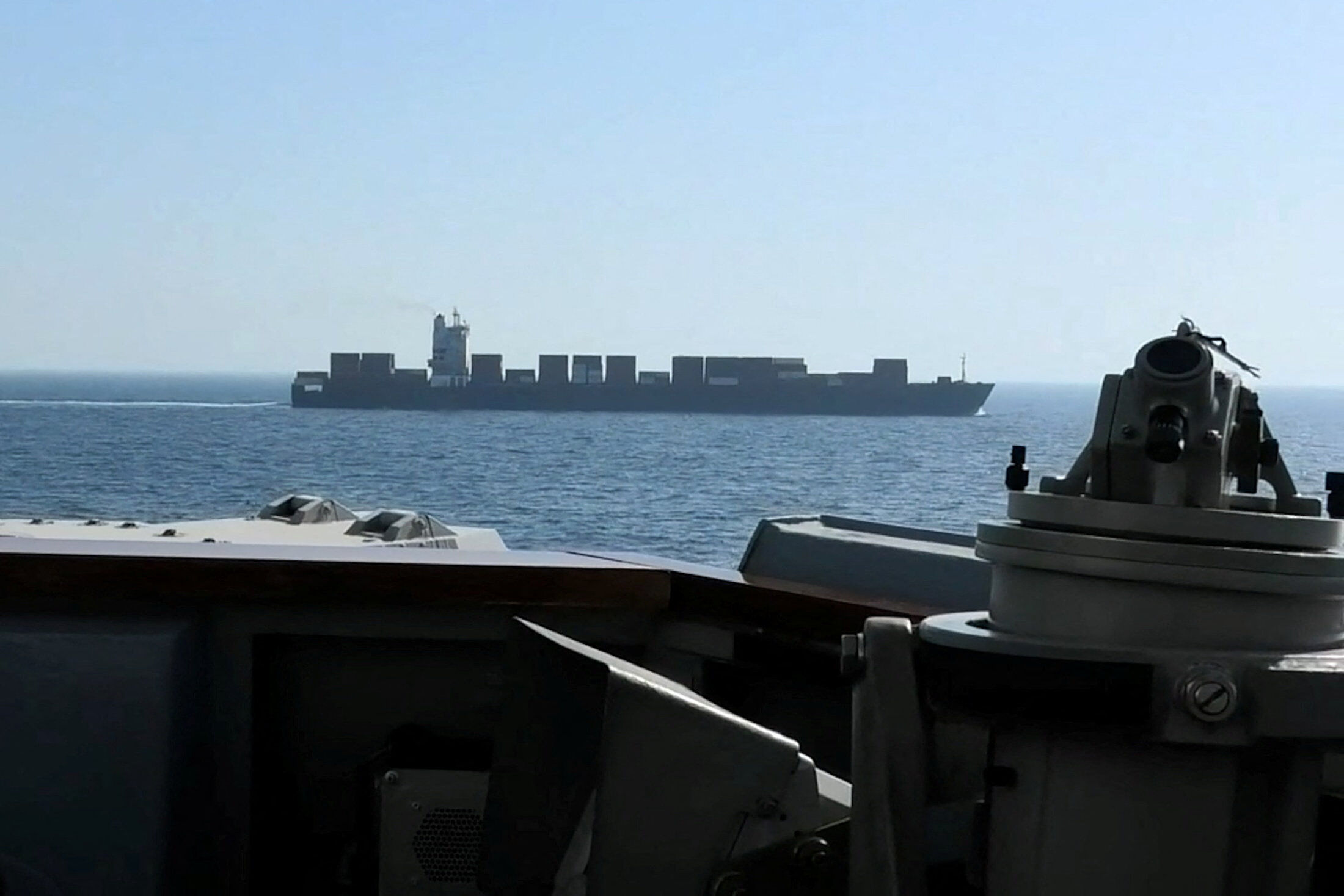 ▲▼ 美軍伯克級驅逐艦「史普魯恩斯號」(USS Spruance)攔截懸掛伊朗國旗的貨輪「圖斯卡號」(Touska)。(圖/路透)