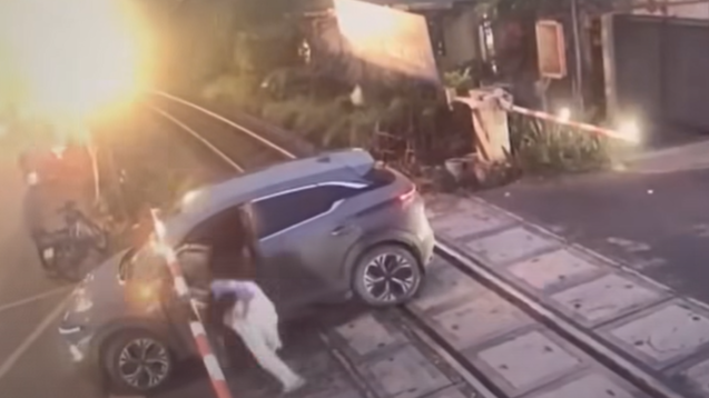▲▼轎車卡鐵軌下秒遭火車撞飛。(圖/翻攝自Facebook)