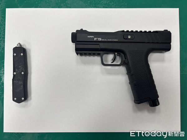 ▲警方到場,將尹男壓制上銬逮捕。(圖/記者陸運陞翻攝)