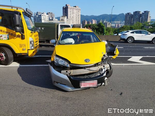 ▲▼國道汐止嚴重車禍! 計程車3連追撞1傷。(圖/記者張君豪翻攝)