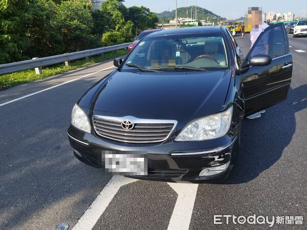 ▲▼國道汐止嚴重車禍! 計程車3連追撞1傷。(圖/記者張君豪翻攝)