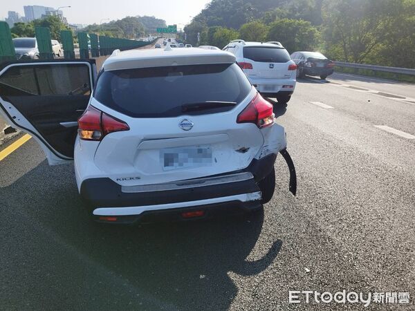 ▲▼國道汐止嚴重車禍! 計程車3連追撞1傷。(圖/記者張君豪翻攝)