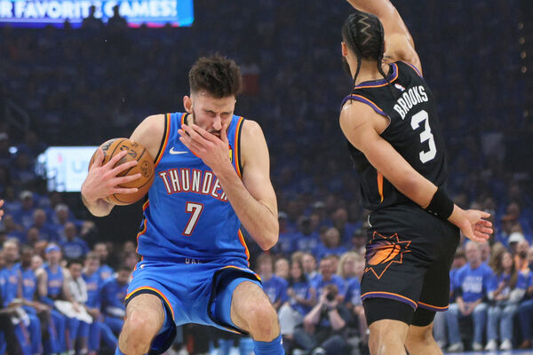 ▲太陽布魯克斯(Dillon Brooks)打臉雷霆霍姆格倫(Chet Holmgren)遭判一級惡意犯規。(圖/達志影像/美聯社)