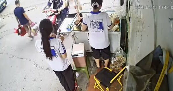 面對突如其來的忙碌,兩名女學生不僅沒有手足無措,反而迅速進入狀況。(圖/翻攝自Soha)