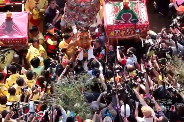 ▲白沙屯拱天宮媽祖今上午完成換轎儀式,媽祖聖駕由前總統蔡英文等人接駕,換乘八人大台轎子返宮 。(圖/記者楊永盛翻攝)