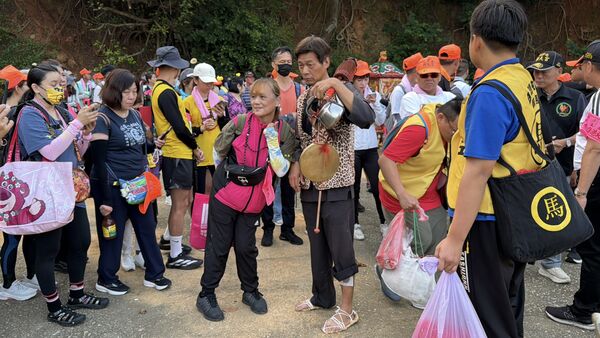 ▲白沙屯拱天宮媽祖今上午完成換轎儀式,媽祖聖駕由前總統蔡英文等人接駕,換乘八人大台轎子返宮 。(圖/記者楊永盛翻攝)