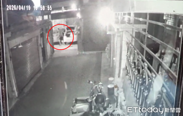 ▲▼嘉義火警3死,爸開鐵捲門往火場衝,一家三口葬身火窟。(圖/記者翁伊森翻攝)