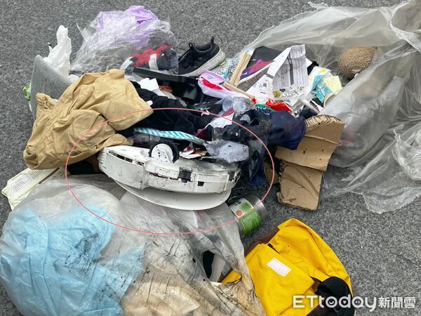 ▲被丟棄的「自動掃地機器人」險釀垃圾車火燒車。(圖/記者游芳男翻攝)