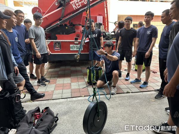 ▲台南市消防局第一大隊辦理新式7項體能測驗,全面檢視消防人員戰術體能。(記者林東良翻攝,下同)