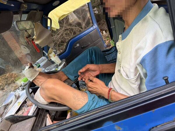 ▲彰化伸港鄉1名52歲截肢男吃睡都在小貨車上。(圖/賴清美提供)