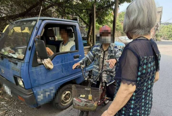 ▲彰化伸港鄉1名52歲截肢男吃睡都在小貨車上。(圖/賴清美提供)