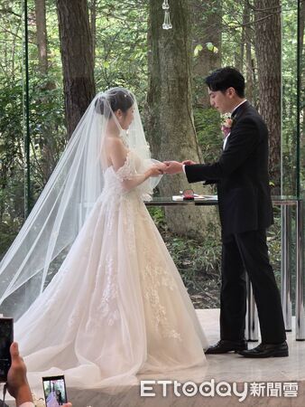 ▲鄭家純與AKIRA去年在輕井澤舉行夢幻婚禮。(圖/記者葉文正攝)