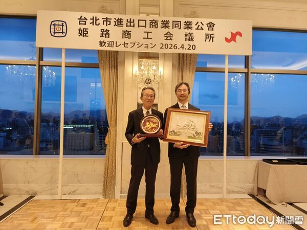 ▲雙方交換紀念品。(圖/記者張佩芬攝)