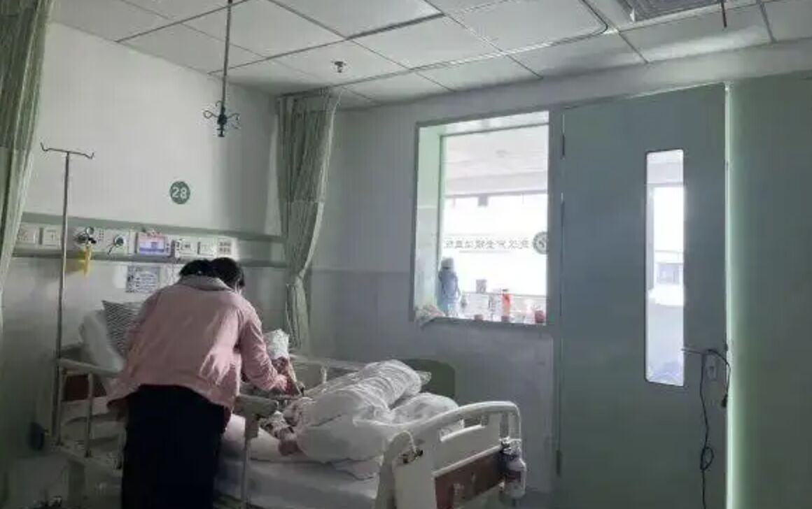 ▲津津(化名)送醫搶救時,手臂上已出現明顯黑斑。(圖/翻攝長江日報)
