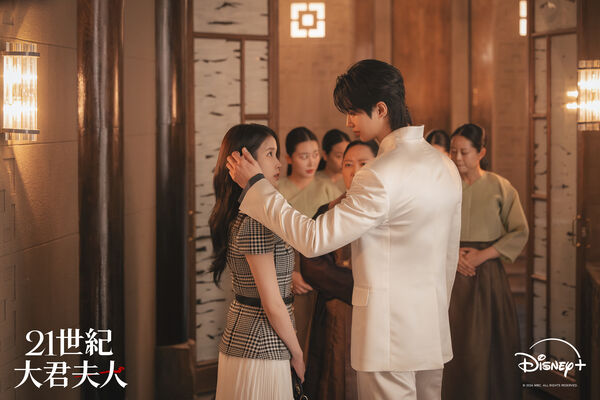 ▲IU、邊佑錫戲中太甜掀暴動。(圖/Disney+提供)