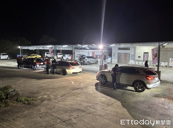 ▲台南市白河警分局聯合監理與環保單位,於山區道路實施稽查取締違規。(記者林東良翻攝,下同)