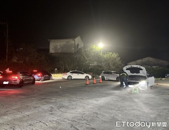 ▲台南市白河警分局聯合監理與環保單位,於山區道路實施稽查取締違規。(記者林東良翻攝,下同)