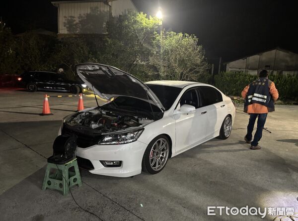 ▲台南市白河警分局聯合監理與環保單位,於山區道路實施稽查取締違規。(記者林東良翻攝,下同)