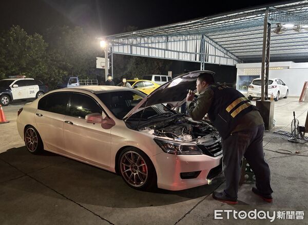 ▲台南市白河警分局聯合監理與環保單位,於山區道路實施稽查取締違規。(記者林東良翻攝,下同)