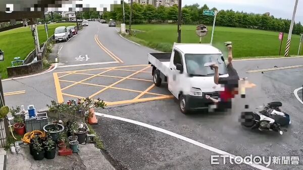 ▲▼車禍發生瞬間,騎士彈飛至半空中,畫面驚險。(圖/記者游芳男翻攝,下同)