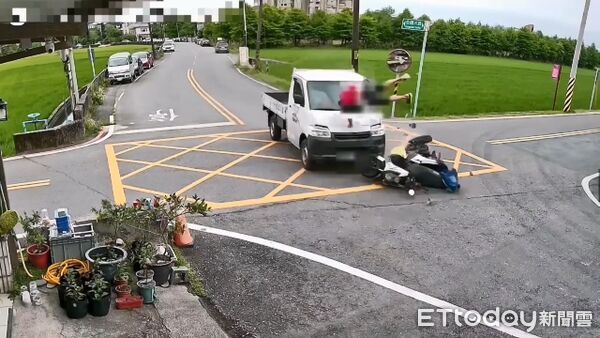 ▲▼車禍發生瞬間,騎士彈飛至半空中,畫面驚險。(圖/記者游芳男翻攝,下同)