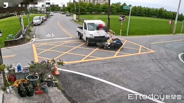 ▲▼車禍發生瞬間,騎士彈飛至半空中,畫面驚險。(圖/記者游芳男翻攝,下同)