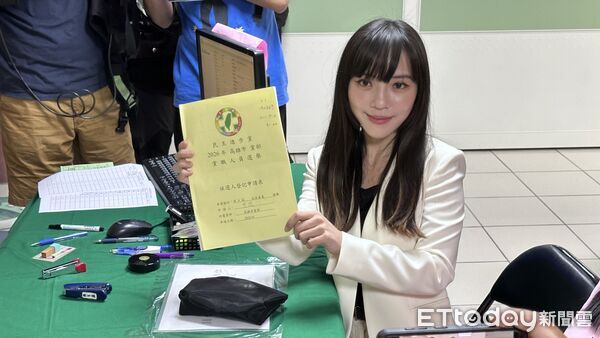 ▲▼黃捷白套裝登記參選高雄市黨部主委 喊話「全力輔選賴瑞隆」。(圖/記者賴文萱翻攝)