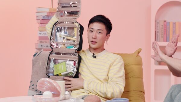 ▲超狂開箱!「私密旅行包」竟掏出老虎鉗 妮妃雅認:看了很不爽。(圖/公視提供)