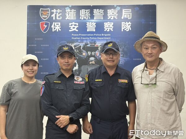 ▲▼藝人何篤林兄倒地無意識,霹靂小組隊員林佳輝與交通隊組長陳信義接力CPR搶救不間斷。(圖/民眾提供,下同)