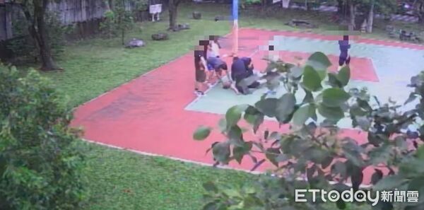 ▲▼藝人何篤林兄倒地無意識,霹靂小組隊員林佳輝與交通隊組長陳信義接力CPR搶救不間斷。(圖/民眾提供,下同)