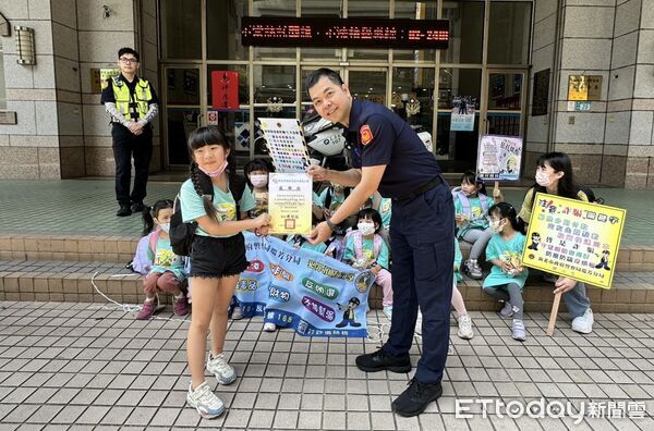 ▲新北義方附幼參訪瑞芳警分局。(圖/記者郭世賢翻攝)