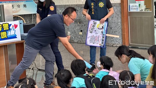▲新北義方附幼參訪瑞芳警分局。(圖/記者郭世賢翻攝)
