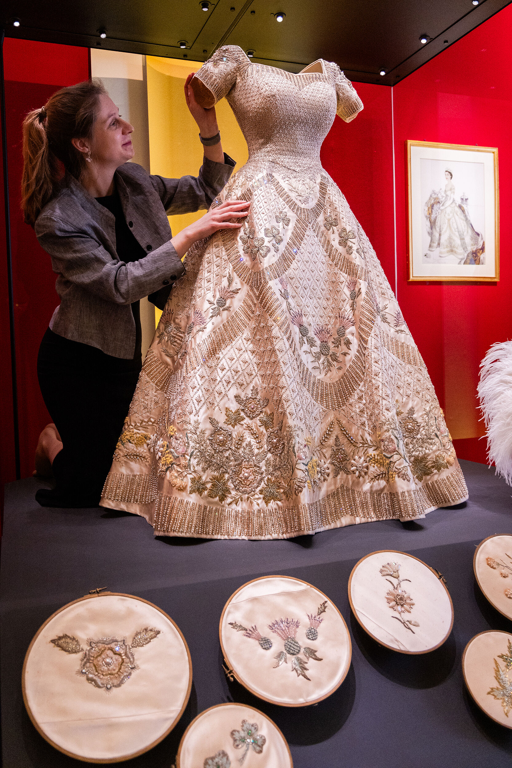 ▲▼英國女王伊莉莎白二世服裝展 。(圖/CFP)