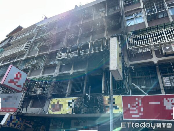 ▲▼ 三重一棟建物二樓的冷氣室外機起火燃燒。(圖/民眾提供)