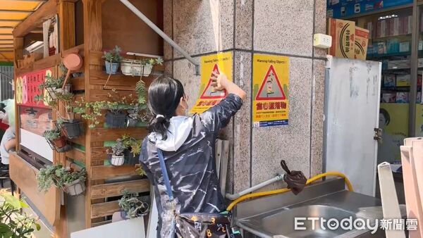 ▲▼台中大樓空心磚掉落轟然巨響,攤商正在備料。(圖/民眾提供)
