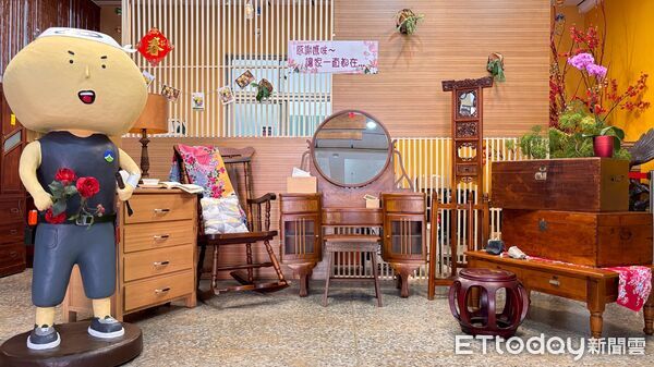 ▲府城藏金閣拍賣再生家具,搖椅與梳妝台成為母親節熱門選擇。(記者林東良翻攝,下同)