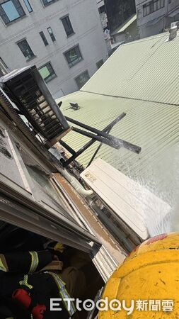 ▲冷氣室外機起火冒煙,住警器即時示警避免災情擴大。(記者林東良翻攝,下同)