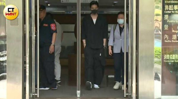 王子殿下1/直擊!粿粿低調駕車繞行社區「警戒防拍」 王子又躲昆凌5千萬豪宅避風頭