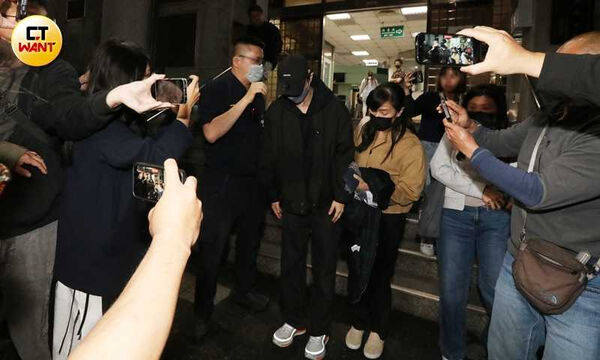 王子殿下1/直擊!粿粿低調駕車繞行社區「警戒防拍」 王子又躲昆凌5千萬豪宅避風頭